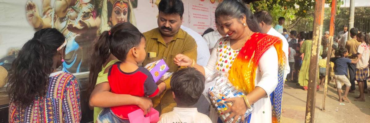 ठाणे शहर जिल्हा काँग्रेस अध्यक्ष ऍड विक्रांतजी चव्हाण यांच्या वाढदिवसाच्या निमित्ताने लहान मुलांना खाऊचे वाटप